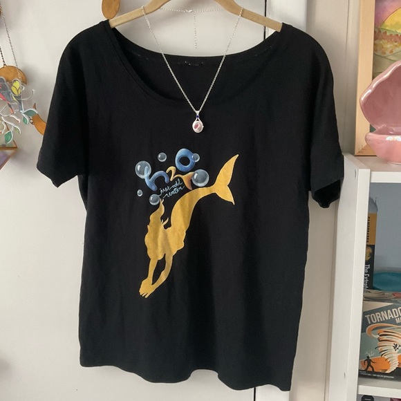 H2O Just Add Water Locket With Custom Mermaid Logo Tee Shirt And Cleo Necklace - Picture 1 of 9